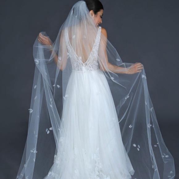 Bridal Veil-100 inches with petals and rhinestones - Picture 1 of 10